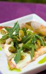 Pizza de Mussalera de Búfala,Azeitonas e Rúcula